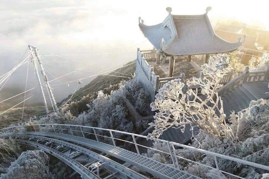 Khung cảnh phủ màu bàng bạc do băng phủ bỗng ánh lên long lanh dưới nắng. Ảnh: FB.