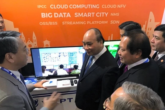 Thủ tướng Nguyễn Xuân Phúc trao đổi cùng Lãnh đạo Tập đoàn VNPT về dự án Smart city đã triển khai tại Phú quốc thông qua kết nối trực tuyến với Trung tâm điều hành (trên màn hình TV). Ảnh: Hà Phương