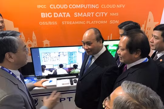 Thủ tướng Nguyễn Xuân Phúc trao đổi cùng Lãnh đạo Tập đoàn VNPT về dự án Smart city đã triển khai tại Phú quốc thông qua kết nối trực tuyến với Trung tâm điều hành (trên màn hình TV). Ảnh: Hà Phương