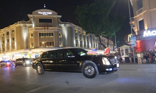 Đoàn xe chở Tổng thống Mỹ Donald Trump di chuyển về nơi tổ chức tiệc chiêu đãi.