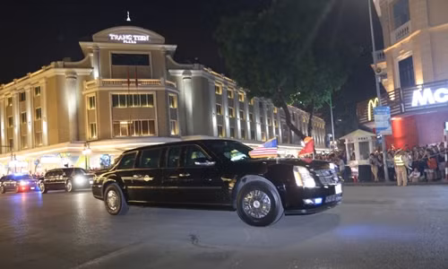 Đoàn xe chở Tổng thống Mỹ Donald Trump di chuyển về nơi tổ chức tiệc chiêu đãi.