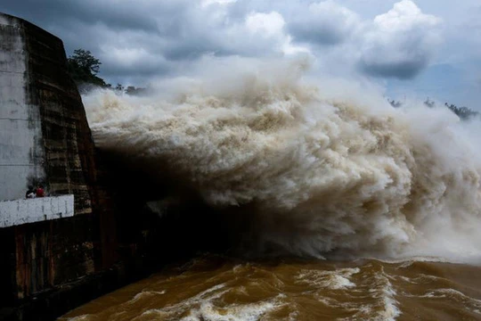 Thủy điện Hòa Bình xả lũ. Ảnh: Nhà máy thủy điện Hòa Bình cung cấp.