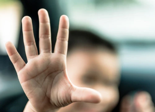 Tổng đài quốc gia bảo vệ trẻ em với 3 số ngắn 111, là kênh cung cấp dịch vụ bảo vệ trẻ em qua điện thoại do Bộ Lao động- Thương binh và Xã hội quản lý.