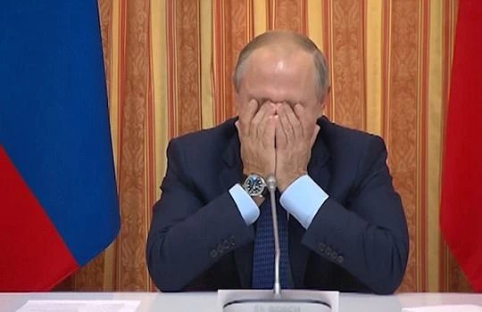 Tổng thống Nga Vladimir Putin ôm mặt cười. Ảnh: DailyMail