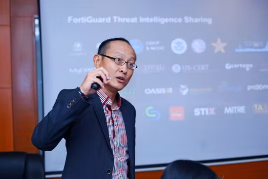 Ông Chew Poh Chang - Chiến lược gia An ninh mạng của Fortinet chia sẻ về những xu hướng tấn công mạng trong năm 2018 (Ảnh Fortinet cung cấp)