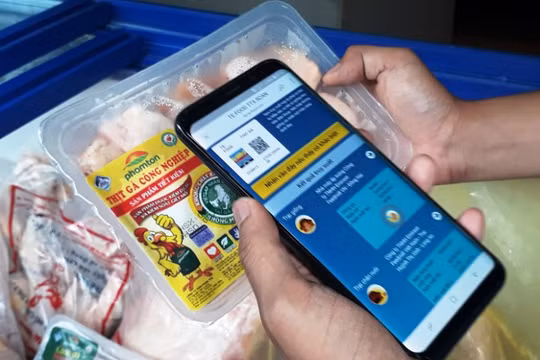 Người dân đã có thể truy xuất nguồn gốc thực phẩm bằng smartphone. Ảnh: Anh Lê