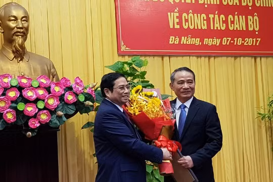 Ông Phạm Minh Chính trao quyết định của Bộ Chính trị phân công ông Trương Quang Nghĩa làm Bí thư Thành uỷ Đà Nẵng. Ảnh: VGP