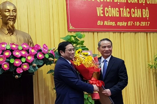 Ông Phạm Minh Chính trao quyết định của Bộ Chính trị phân công ông Trương Quang Nghĩa làm Bí thư Thành uỷ Đà Nẵng. Ảnh: VGP