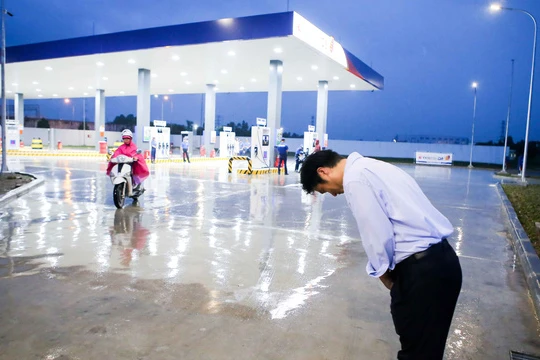 Ông Hiroaki Honjo, tổng giám đốc Công ty TNHH xăng dầu Idemitsu Q8, cúi chào khách mỗi khi khách đến đổ xăng và ra về - Ảnh: TRẦN CÔNG ĐẠT