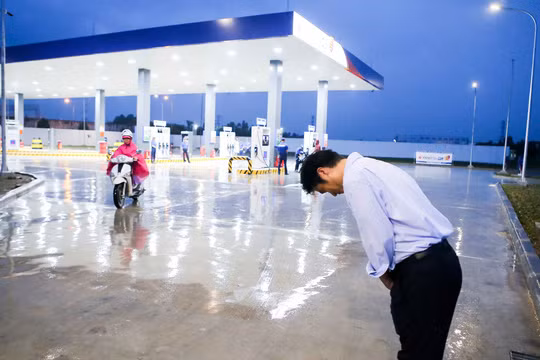 Ông Hiroaki Honjo, tổng giám đốc Công ty TNHH xăng dầu Idemitsu Q8, cúi chào khách mỗi khi khách đến đổ xăng và ra về - Ảnh: TRẦN CÔNG ĐẠT