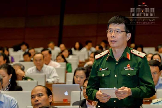 Thiếu tướng Phan Văn Tường, Phó tư lệnh Quân Khu 1, đại biểu Quốc hội đoàn Thái Nguyên.