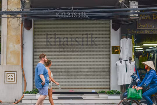 Cửa hàng lụa Khaisilk tại số 113 Hàng Gai đóng cửa sớm ngày 26/10. Ảnh: Vietnamnet