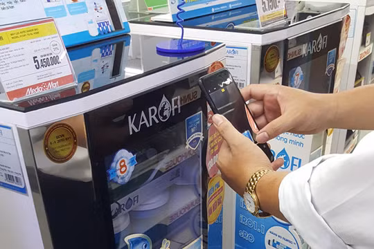 Người tiêu dùng kiểm tra máy lọc nước chính hãng bằng ứng dụng quét mã. Ảnh: MH