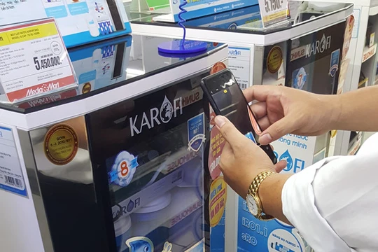 Người tiêu dùng kiểm tra máy lọc nước chính hãng bằng ứng dụng quét mã. Ảnh: MH