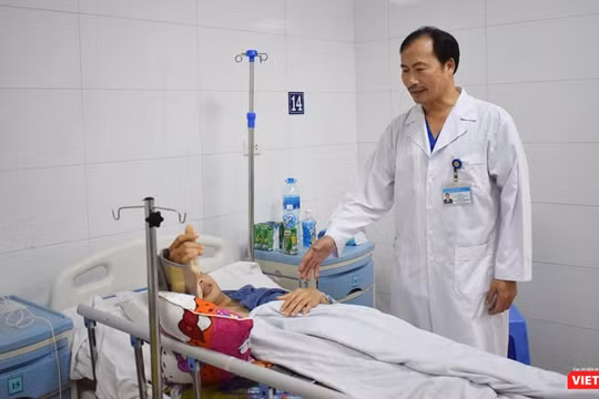 Bác sĩ Vũ Xuân Hùng thăm khám cho bệnh nhân.