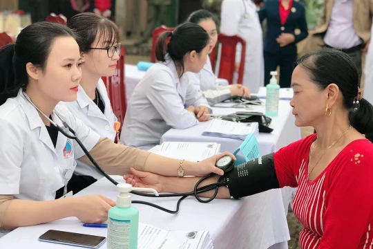 Hàng trăm người nghèo, những gia đình chính sách, người có công của xã Xuân Tầm được khám sức khỏe miễn phí trong 2 ngày 3-4/1 (Ảnh: BVCC).