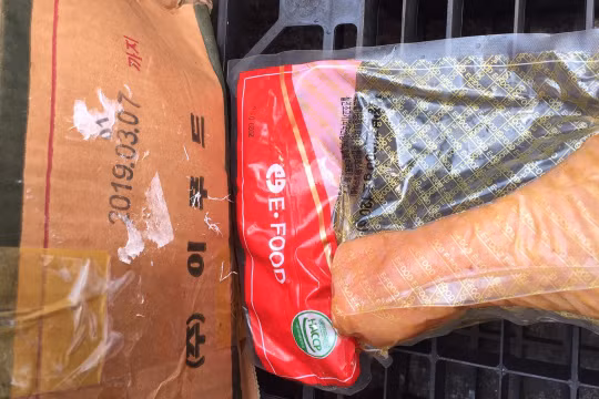 Loại đùi gà tây vi phạm an toàn thực phẩm tại kho lạnh ở Mê Linh (Ảnh: Cục QLTT TP HN)