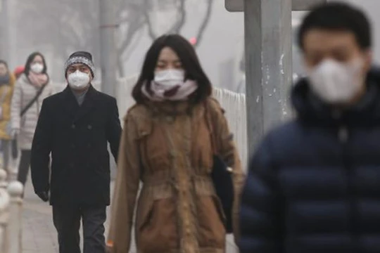 Khách du lịch và người dân Trung Quốc đeo khẩu trang để phòng bệnh (Ảnh: Internet)
