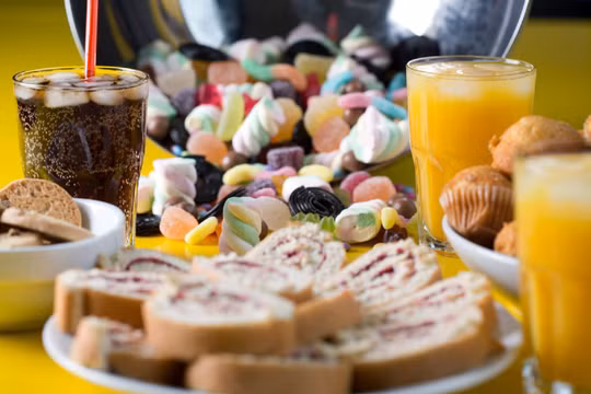 Thức ăn chứa nhiều đường không tốt cho sức khỏe. Ảnh: WHO