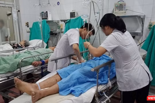 Bác sĩ của Bệnh viện Hữu nghị Việt Đức cấp cứu cho nạn nhân tai nạn giao thông.