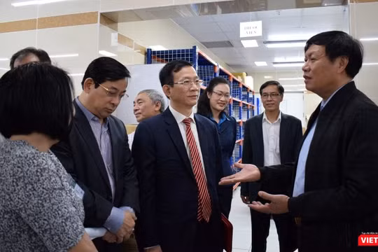 Thứ trưởng Bộ Y tế Đỗ Xuân Tuyên (bên phải) cùng đoàn công tác của Bộ Y tế làm việc tại Bệnh viện Bạch Mai.