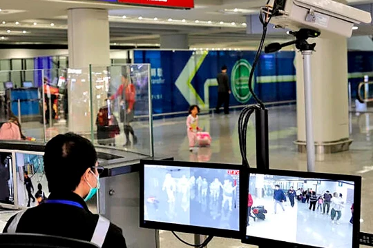 Camera đo thân nhiệt, phát hiện hành khách mắc bệnh viêm phổi lạ ở sân bay (Ảnh: Epoch Times)