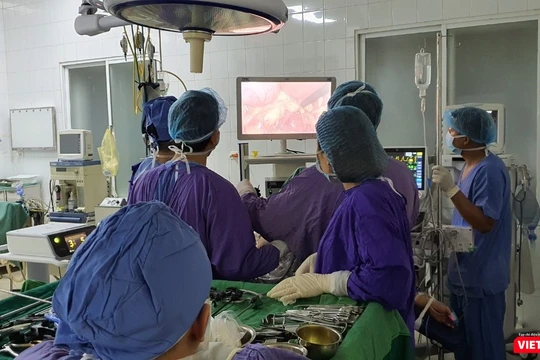 Các bác sĩ phẫu thuật cắt u gan nội soi cho bệnh nhân.