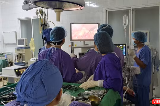 Các bác sĩ phẫu thuật cắt u gan nội soi cho bệnh nhân.