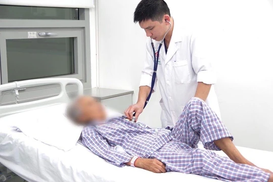 Bà S. được các bác sĩ thăm khám nhiều ngày sau khi phẫu thuật tim khẩn cấp (Ảnh: BVCC)