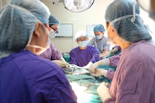 Các bác sĩ phẫu thuật chữa dị tật thầm kín cho chị T. (Ảnh: Bác sĩ Nguyễn Đình Minh)