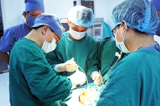 Một ca phẫu thuật tại Bệnh viện Hữu nghị Việt Đức (Ảnh: Bệnh viện Hữu nghị Việt Đức)