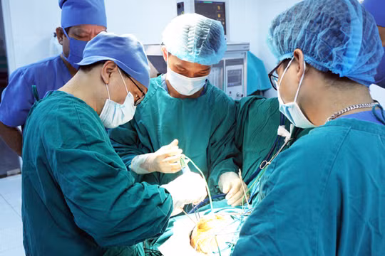 Một ca phẫu thuật tại Bệnh viện Hữu nghị Việt Đức (Ảnh: Bệnh viện Hữu nghị Việt Đức)