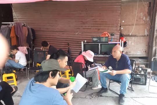 Đạo diễn Nguyễn Danh Dũng (người ngồi ngoài cùng bên phải) đang hướng dẫn diễn viên đọc lời thoại. (Ảnh AT)