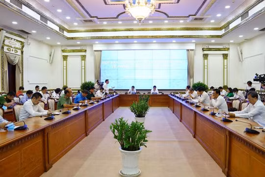 Toàn cảnh cuộc họp Ban chỉ đạo phòng, chống dịch bệnh COVID-19 TP.HCM sáng nay 12/4 (Ảnh: Huyền Mai) 