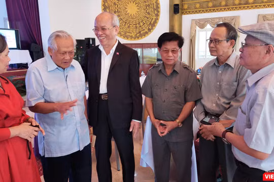 Nhà văn Trầm Hương gặp gỡ nhân chứng lịch sử - Anh hùng LLVT Hồ Đắc Thạnh (người đang nói) - Thuyền trưởng Tàu Không số. Bên cạnh ông là GS.TS nhà văn Trình Quang Phú và các nhà văn đến giao lưu tại buổi khai mạc trại viết. Ảnh: Hoà Bình