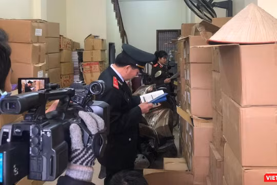 Cơ quan chức năng thu giữ hơn 40.000 cuốn sách giả, sách lậu (Ảnh: FNS) 