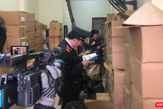 Cơ quan chức năng thu giữ hơn 40.000 cuốn sách giả, sách lậu (Ảnh: FNS) 