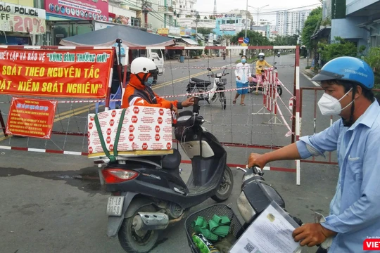 Chốt bảo vệ ra vào theo quy định ở vùng bình thường mới Quận 7- Ảnh: Trần Nguyên Anh
