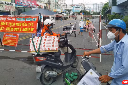 Chốt bảo vệ ra vào theo quy định ở vùng bình thường mới Quận 7- Ảnh: Trần Nguyên Anh