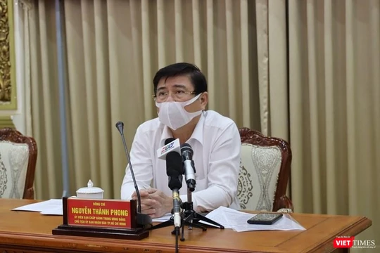 Ông Nguyễn Thành Phong - Chủ tịch UBND TP.HCM tại cuộc họp khẩn sáng ngày 8/2 (Ảnh: TTBC) 