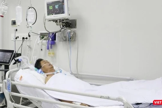 Một nạn nhân của chùm ca bệnh trước đó, cũng bị ngộ độc pate chay phải thở máy trong BV Chợ Rẫy (Ảnh: BVCC) 