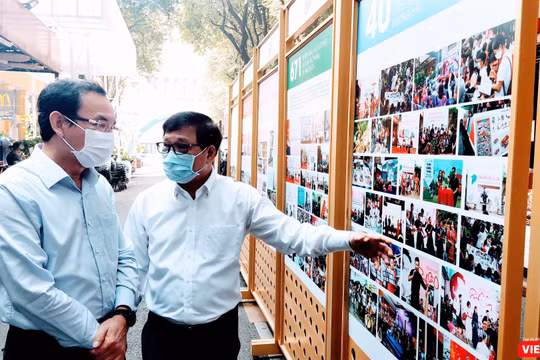 Bí thư thành uỷ TP.HCM Nguyễn Văn Nên và ông Lê Hoàng - Phó Chủ tịch Hội Xuất bản Việt Nam trên Đường sách TP.HCM sáng 15/1/2021 (Ảnh: Hoà Bình) 