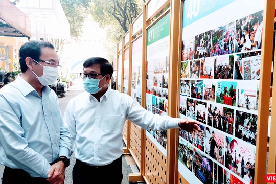 Bí thư thành uỷ TP.HCM Nguyễn Văn Nên và ông Lê Hoàng - Phó Chủ tịch Hội Xuất bản Việt Nam trên Đường sách TP.HCM sáng 15/1/2021 (Ảnh: Hoà Bình) 