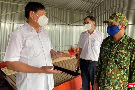 Kiểm tra điểm chốt kiểm soát ngăn chặn xuất, nhập cảnh trái phép và phòng, chống dịch COVID-19 tại khu vực sát biên giới ở huyện Hồng Ngự (Ảnh: Minh Thư)