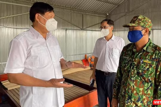 Kiểm tra điểm chốt kiểm soát ngăn chặn xuất, nhập cảnh trái phép và phòng, chống dịch COVID-19 tại khu vực sát biên giới ở huyện Hồng Ngự (Ảnh: Minh Thư)