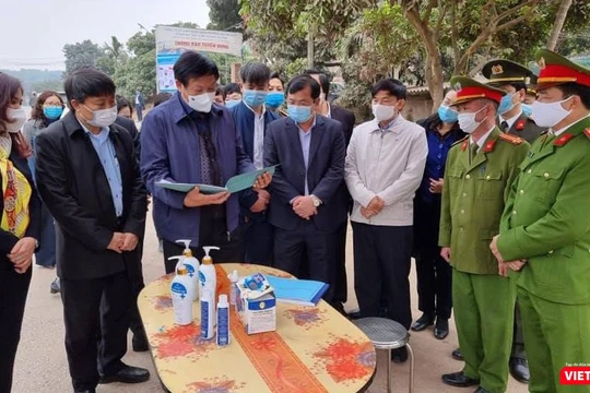 Đoàn làm việc với Ban chỉ đạo phòng chống dịch COVID-19 tỉnh Bắc Giang (Ảnh: BYT) 