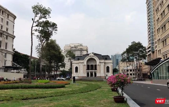 Nhà hát thành phố hiện tại nằm gần ga tàu điện ngầm trung tâm, có vị trí đẹp, dễ thu hút khách (Ảnh: Hoà Bình)