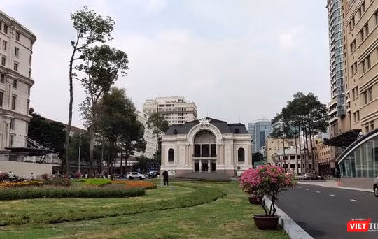 Nhà hát thành phố hiện tại nằm gần ga tàu điện ngầm trung tâm, có vị trí đẹp, dễ thu hút khách (Ảnh: Hoà Bình)