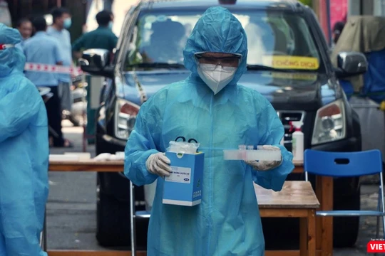 Xét nghiệm khẩn cấp cho cư dân trong vùng phong toả - Ảnh: CDC TP.HCM 