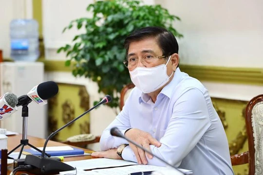 Chủ tịch UBND TP.HCM Nguyễn Thành Phong báo cáo Thủ tướng Chính phủ về những nhiệm vụ trọng tâm thời gian tới và khó khăn vướng mắc phải đối mặt - Ảnh: Huyền Mai